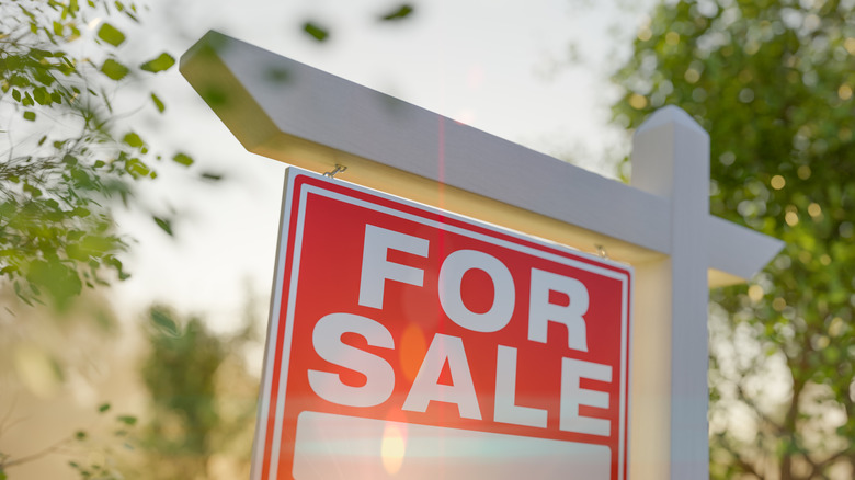 Close up of a "for sale" sign