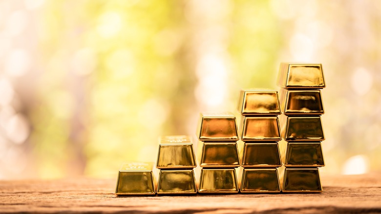 Stacks of gold bars in front of a blurred background