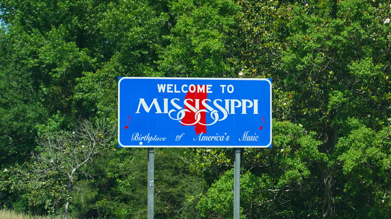 A Welcome to Mississippi roadway sign