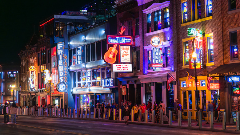 Neon-lit street in Nashville, Tennessee at night