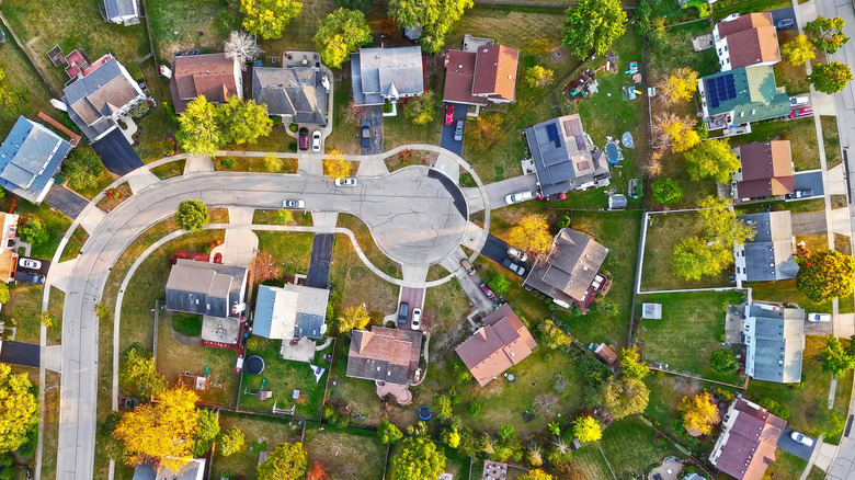 A drone image of a residential neighborhood on a cul-de-sac.