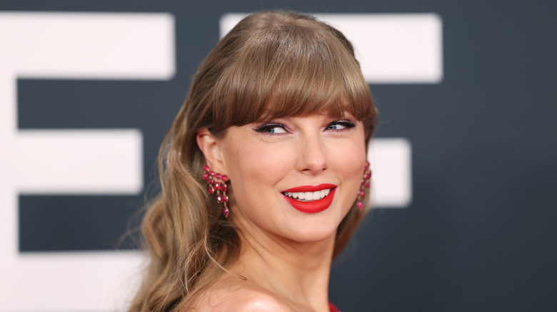 Taylor Swift posing on the red carpet
