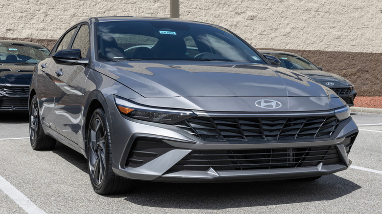 Hyundai Elantra Hybrid SEL Sport FWD Sedan display.