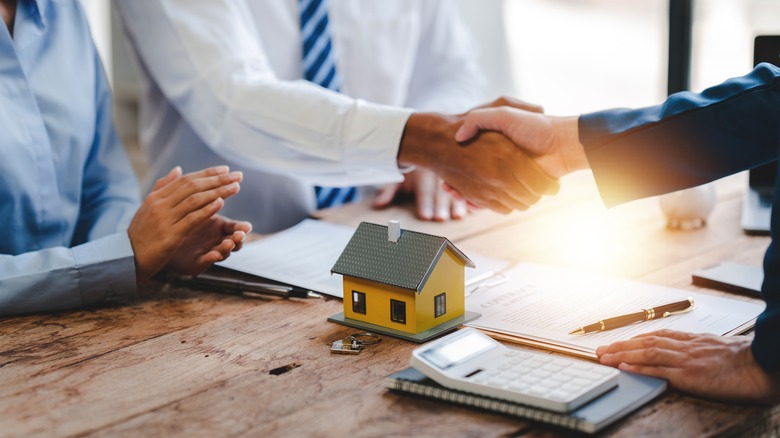 real estate agent Deliver model homes to customers
